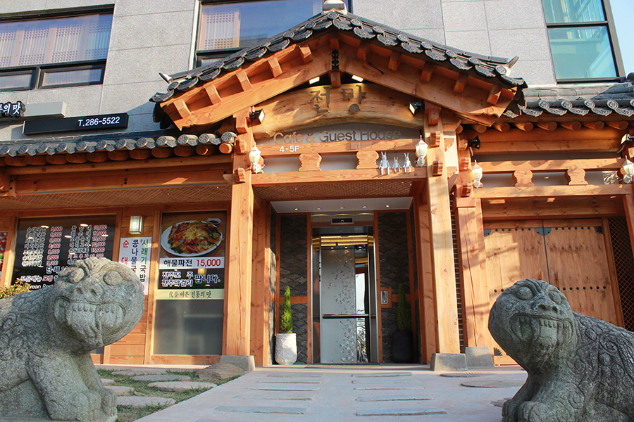 Cafés in Jeonju Hanok Village: Hanok Maeul Self Café, Café Agbae, Café ...