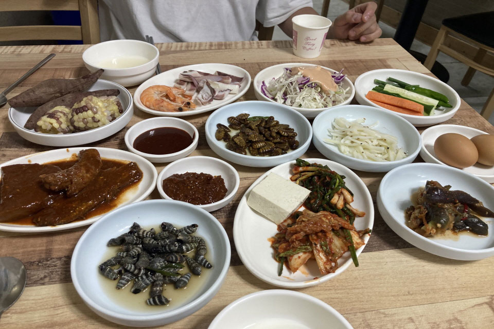 The Secret to Jeonju's Marvelous Foods: Exploring the Delicious Side Dishes  of Sinjungang Market